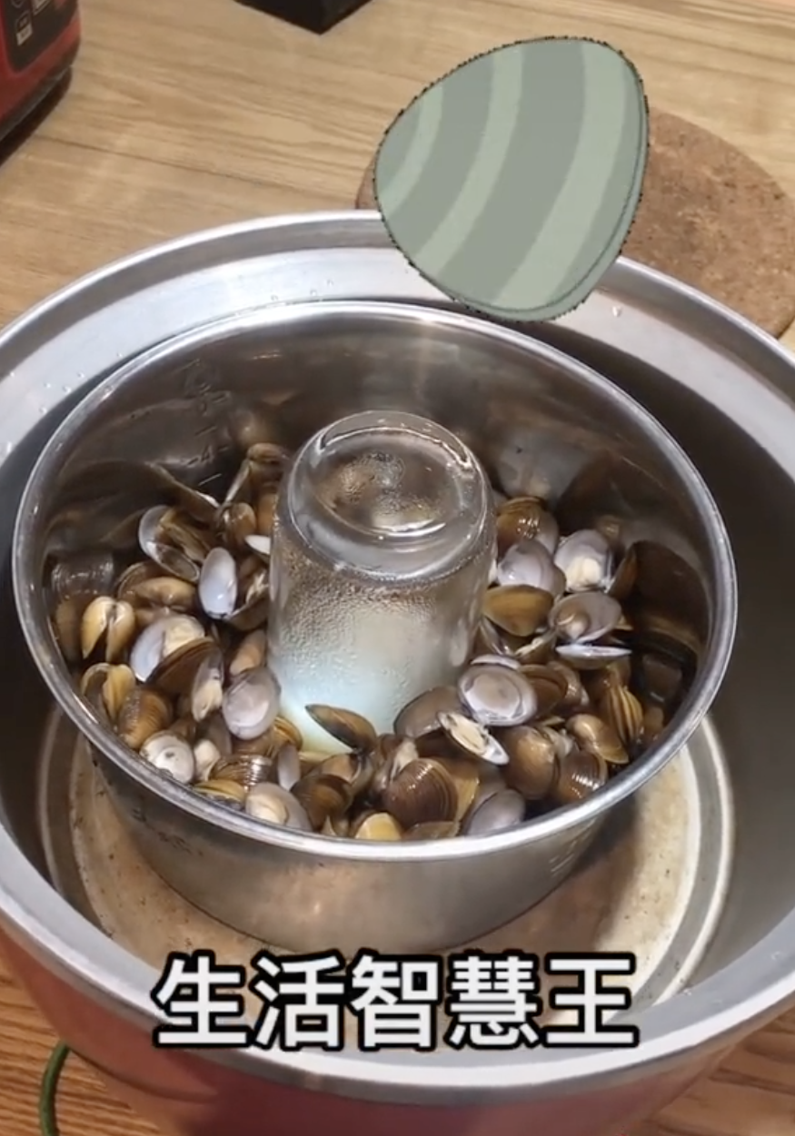 網友分享蜆湯如何透過電鍋來收集。（圖／翻攝自TikTok）