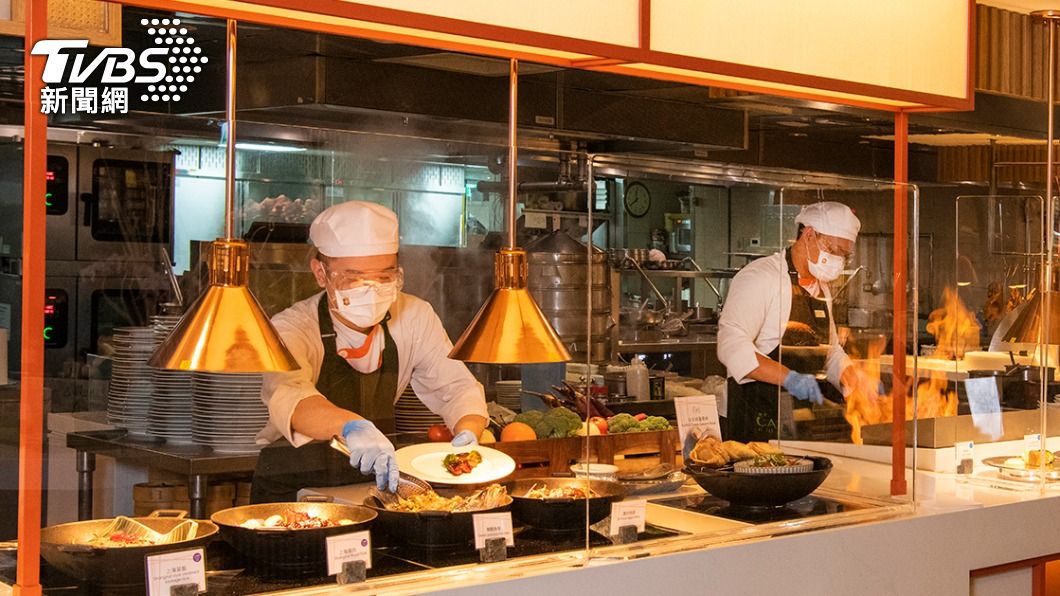 遠東Café自助餐12個餐檯皆有隔板。(圖/台北遠東香格里拉提供)