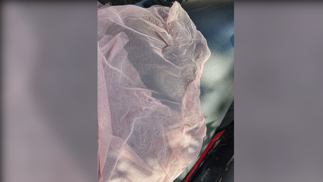 女子穿紗裙騎車,裙擺捲進後車輪。(圖/翻攝自外送員的奇聞怪事 臉書)