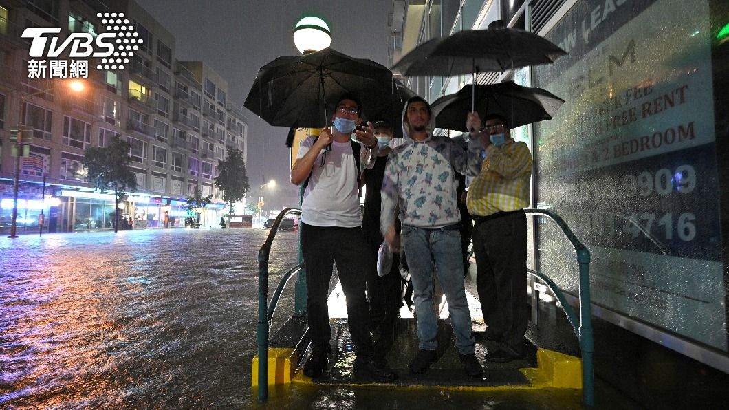 紐約下暴雨!艾達颶風餘威驚人 地鐵遭洪流灌入停擺