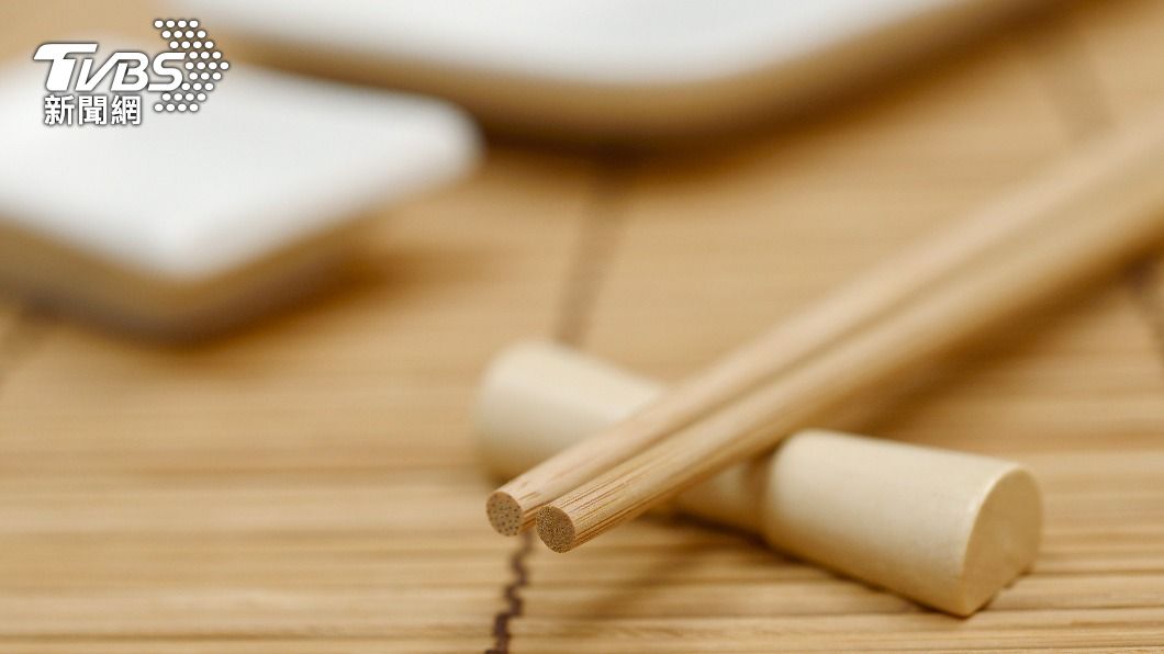 小孟老師建議,包包裡放竹筷子能棒打小人。(示意圖/shutterstock達志影像)