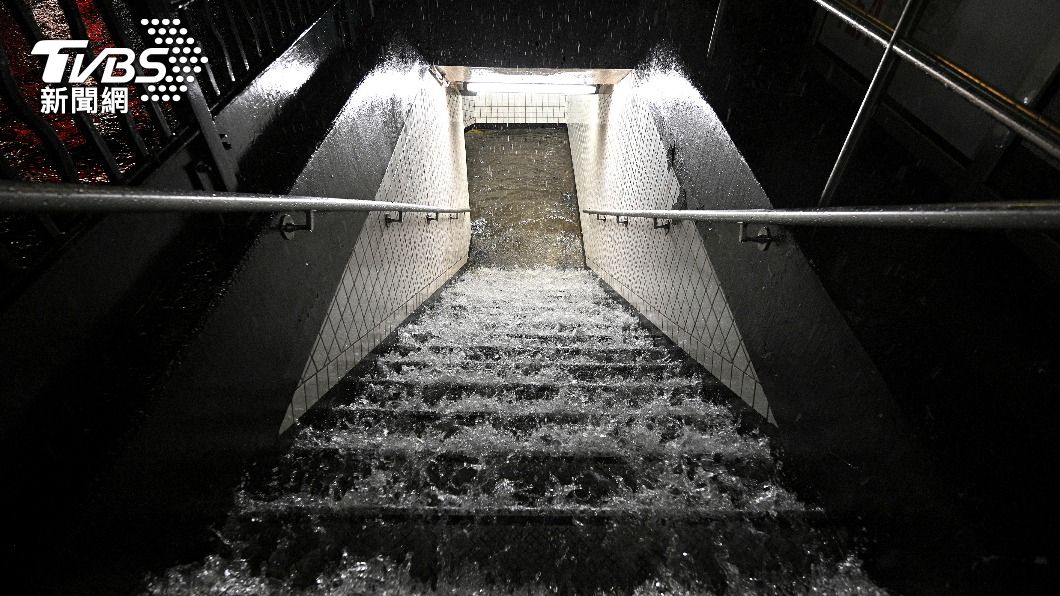 紐約暴雨至少43人喪命 「瀑布猛灌地鐵」末日畫面曝光