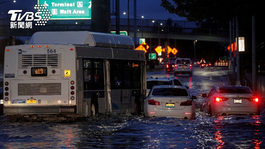 美國暴雨導致道路淹水。(圖/達志影像路透社)