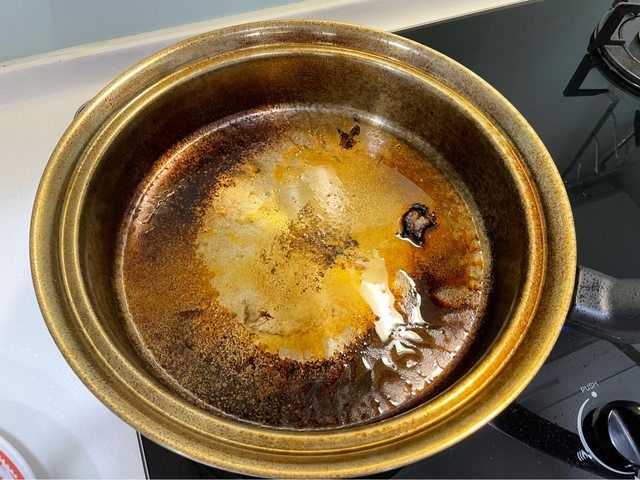 網友的不鏽鋼鍋全是黑油。(圖/翻攝自PTT)