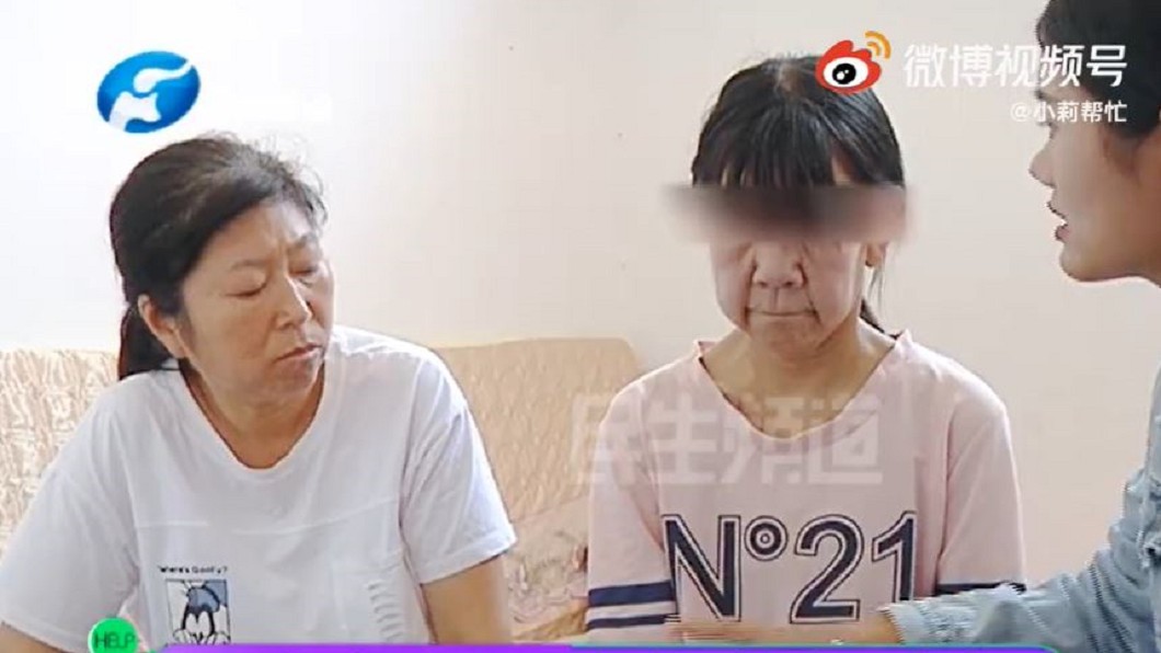 依依(圖右)在母親旁更顯老。(圖/翻攝自《小莉幫忙》微博)