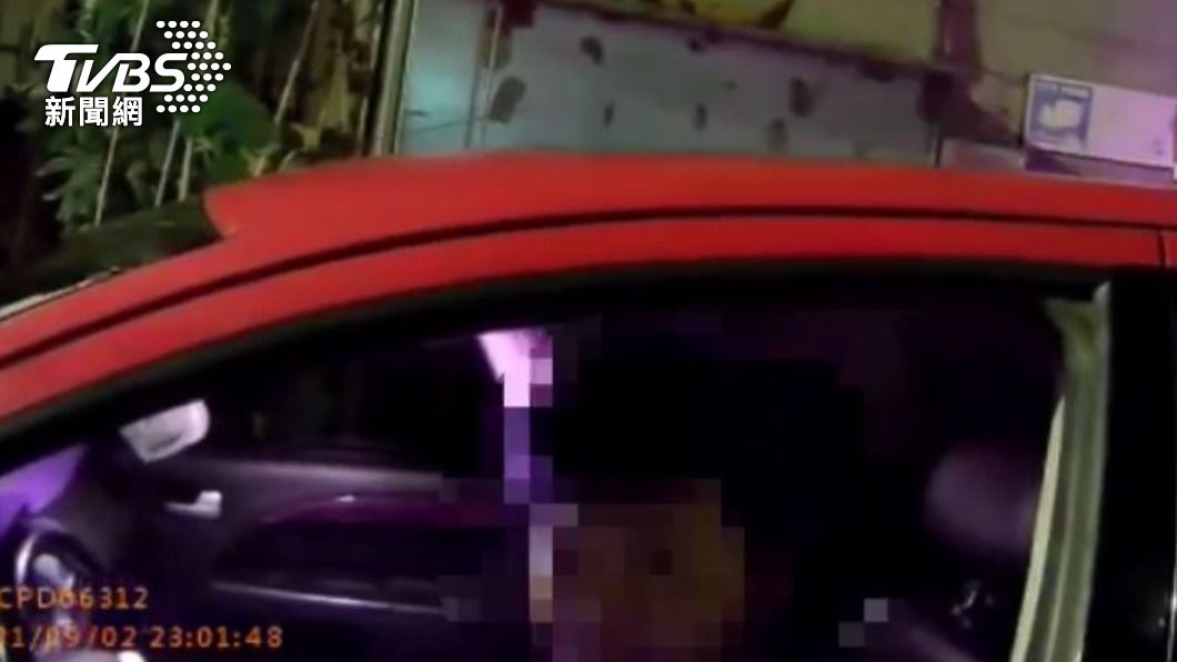 員警盤查車輛。（圖／TVBS）