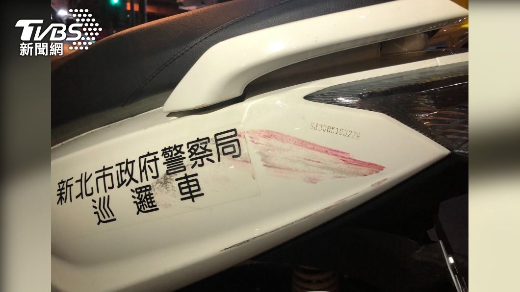 警車遭撞。（圖／TVBS）