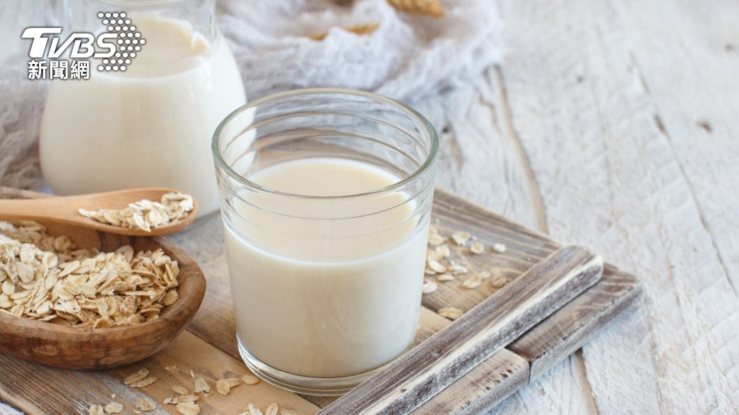詳閱藥品說明時,記得確認是否有「與乳製品間隔2小時」。(示意圖/shutterstock達志影像)