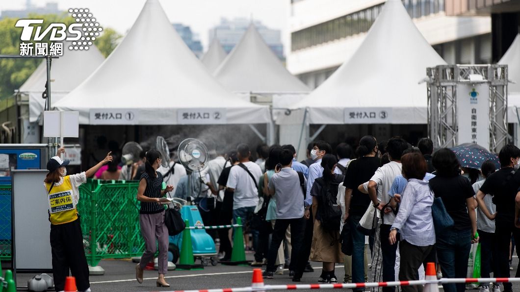 日本疫情加上東奧舉辦重創菅義偉。(圖/AP)