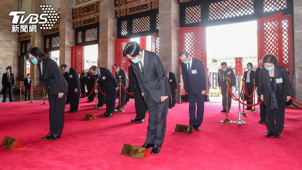 總統蔡英文（前排左）親臨主祭，副總統賴清德（前排右）、監察院長陳菊（2排右）等陪祭。（圖／中央社）