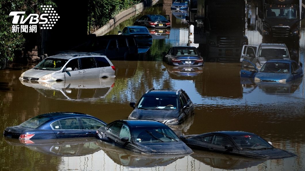 紐約淹大水,馬路上的汽車全泡在水中。(圖/AP)