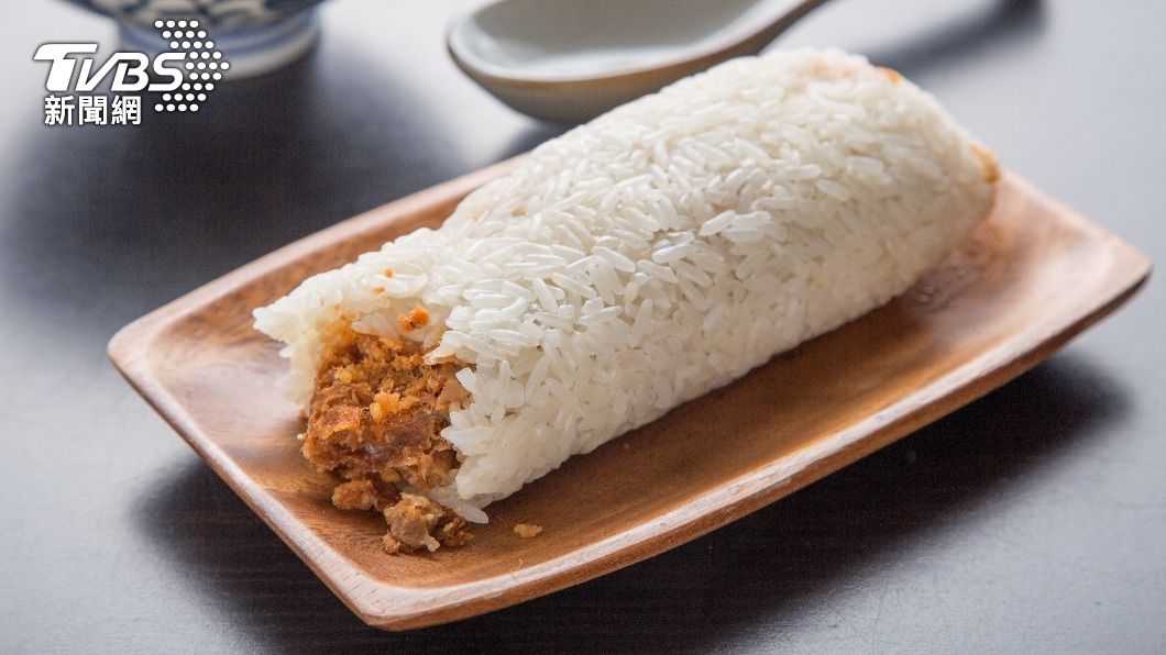 外帶飯糰回家咬一口嚇壞!裡面「黑黑的」 網笑:陳年款