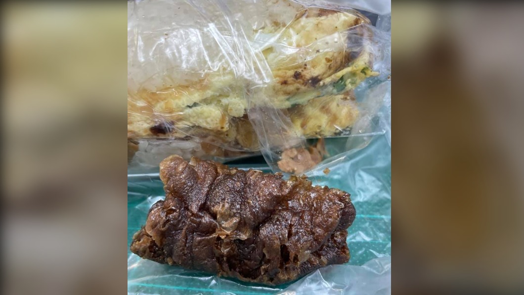飯糰內的老油條顏色相當深。(圖/翻攝自靠北北投幫 臉書)