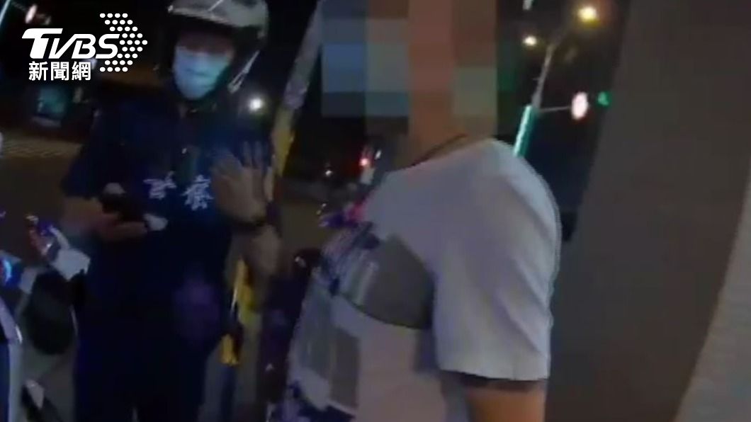 警方懷疑男子準備趕赴交易。(圖/TVBS)