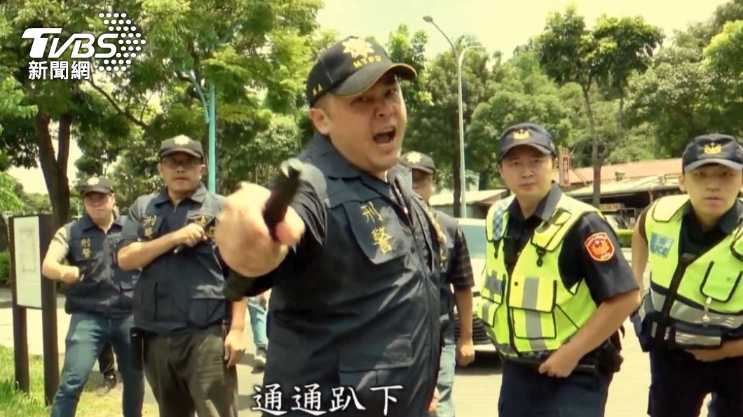 土城分局員警搞笑演出。(圖/TVBS)