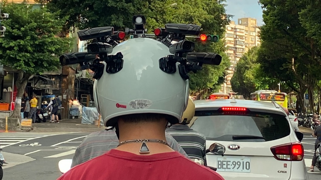 都逃不過我的眼!安全帽裝滿行車紀錄器 網笑:谷歌環景