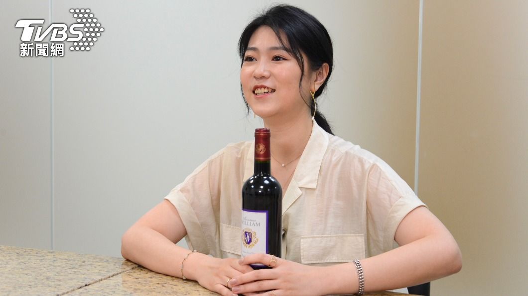 曹雅雯收到紅酒嗨翻。（圖／TVBS）