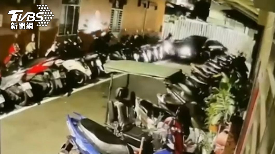 賓士違停拒臨檢!撞13機車衝死巷 原來隨身攜帶軍火庫