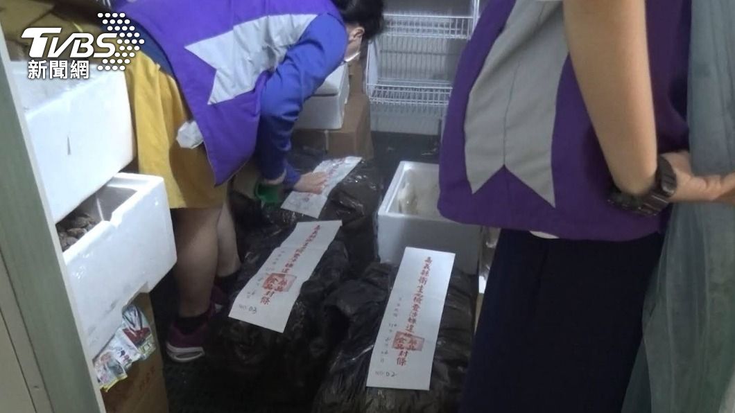 高雄警方對越南走私肉品進行行政稽查封扣。(圖/警方提供)
