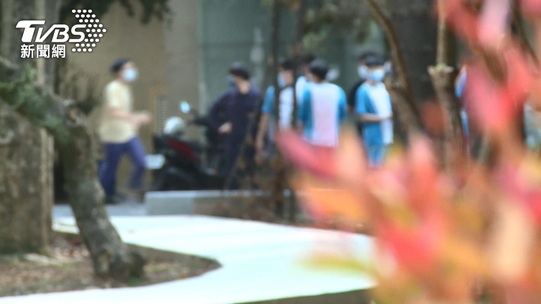 機師兒病毒量高，9/1喉嚨痛仍到校上課。（圖／TVBS）