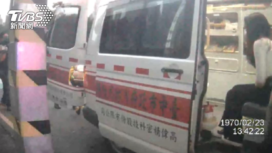 對於規蜜吳女跳車,游女拉不住,也跟著摔出車外,手腳擦傷送醫急救。(圖/警方提供)