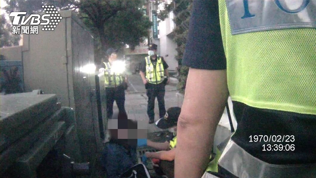 吳女醉後心情激動跳車,臉部、手腳多處擦挫傷,警消獲報趕往現場。(圖/警方提供)