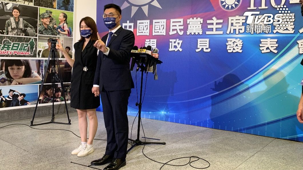 黨魁辯論!朱立倫全身藍出席 江啟臣有太太當「定海神針」
