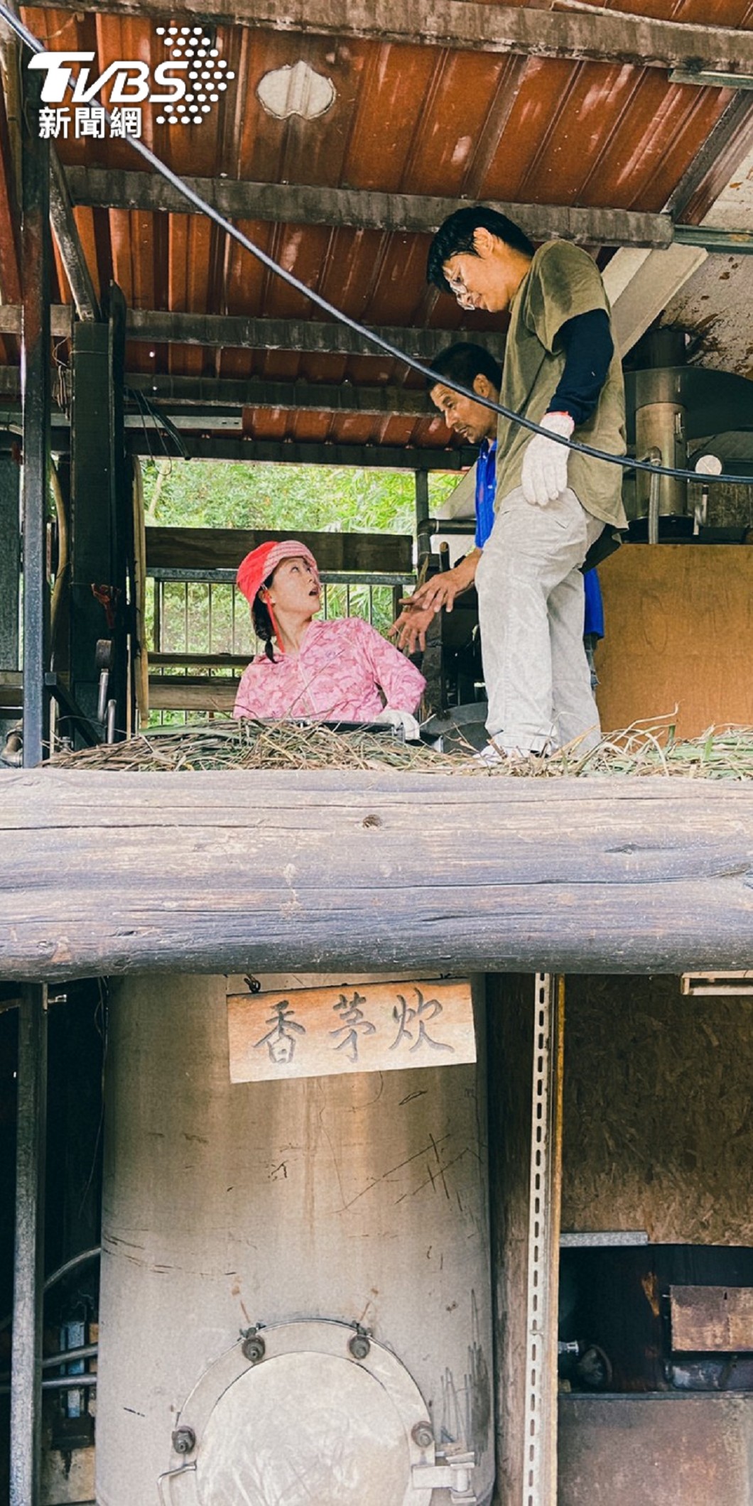 楊小黎縱身跳入3公尺深的香茅炊體驗前人辛苦。(圖/三立電視提供)