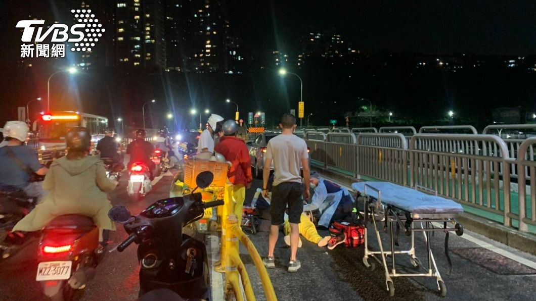 雙載返家關渡橋上撞護欄　夫骨折開刀、妻遭後車追撞亡
