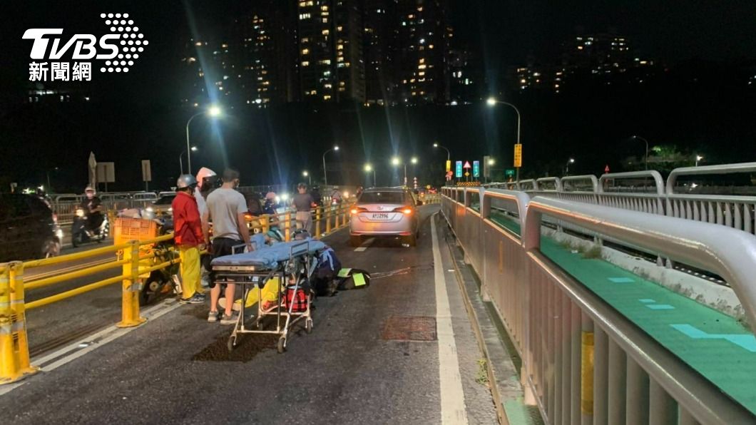夫妻雙載追上護欄摔車。(圖/TVBS)