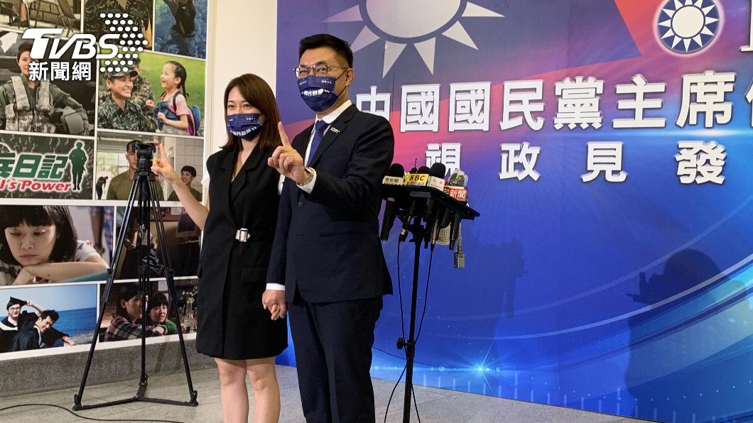 現任主席江啟臣帶太太出席政見會。(圖/TVBS)