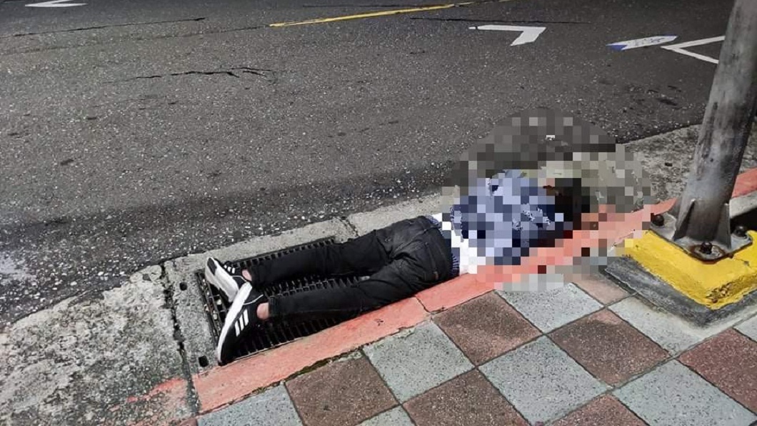 醉男睡倒路邊女關心 路人嬤勸阻:我家狗狗在他頭上尿尿