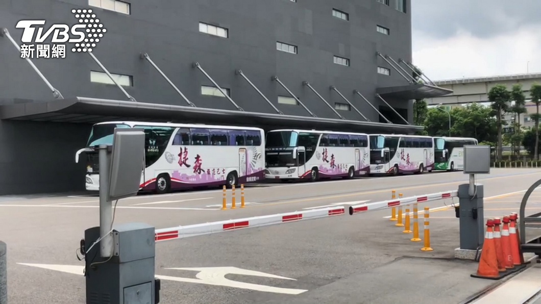 長榮近3百人送檢疫所 他怨上車才發紙尿褲:怎當眾脫?