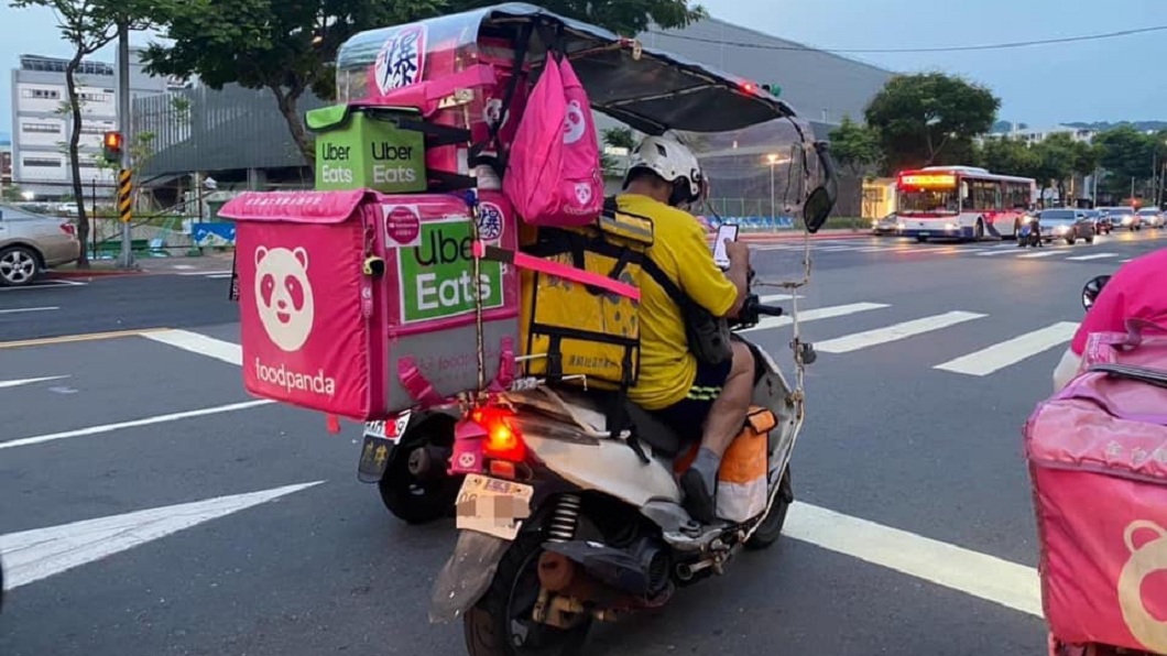 最強外送員現身街頭　「敞篷機車」疊放6外送箱網看傻