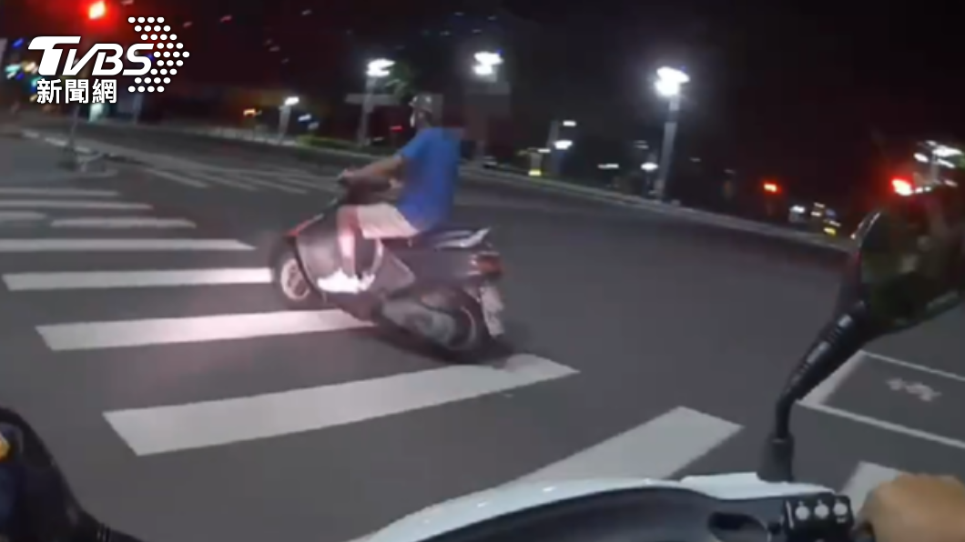 嗶嗶!未開車燈逆騎人行道 男酒駕遭逮苦笑:都快到家了