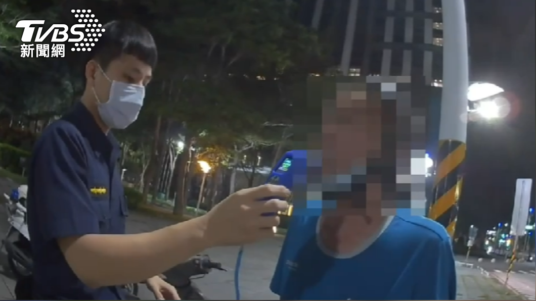 黃男喝8罐啤酒,卻說「喝一點點」,酒測值高達0.49mg/L。(圖/警方提供)