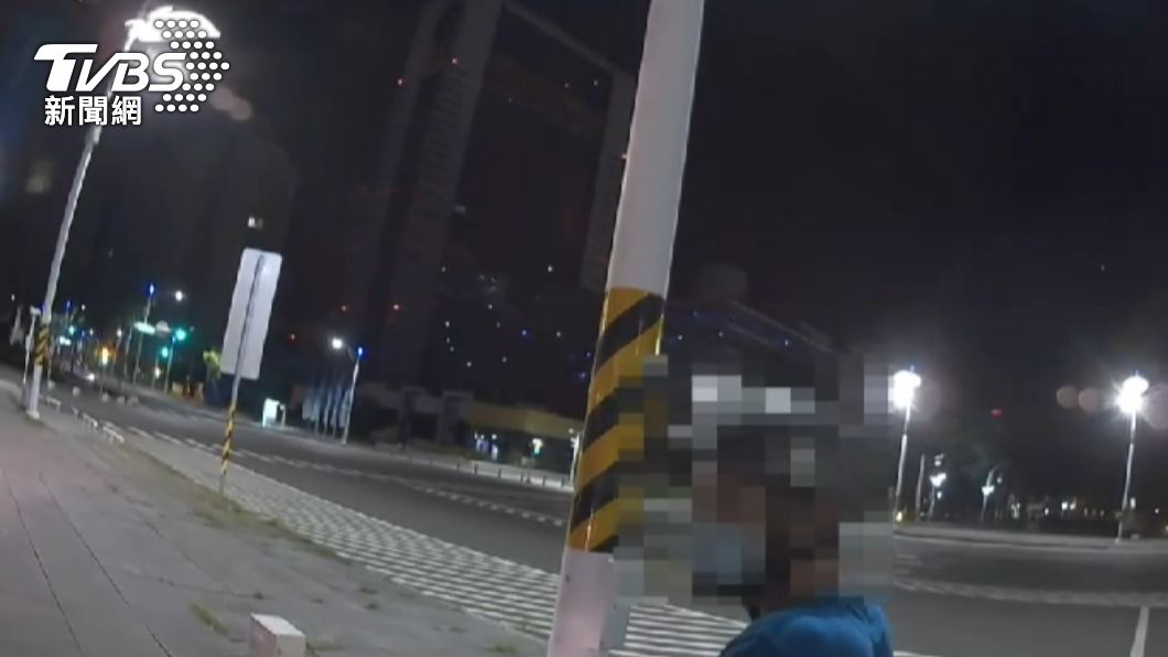 高雄一名黃男酒駕上路,未開車燈又逆向騎在人行道上遭逮。(圖/警方提供)