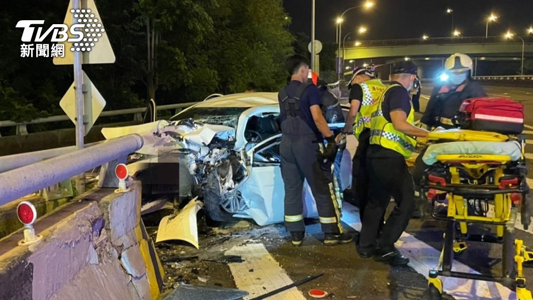 驚悚！男酒駕衝護欄　車頭全爛、慘「撞」曝