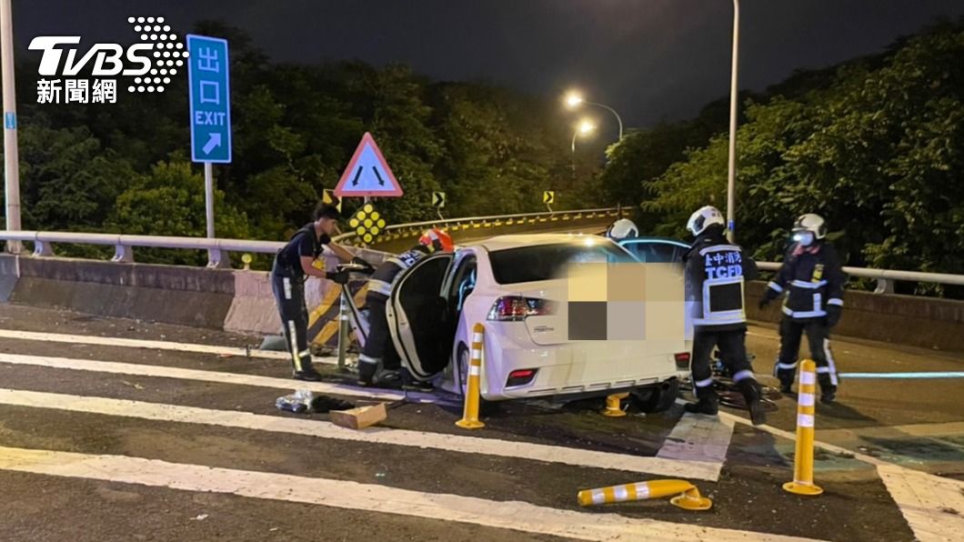林男開車行經中彰快速道路東向4K處,自撞護欄身亡。(圖/警方提供)