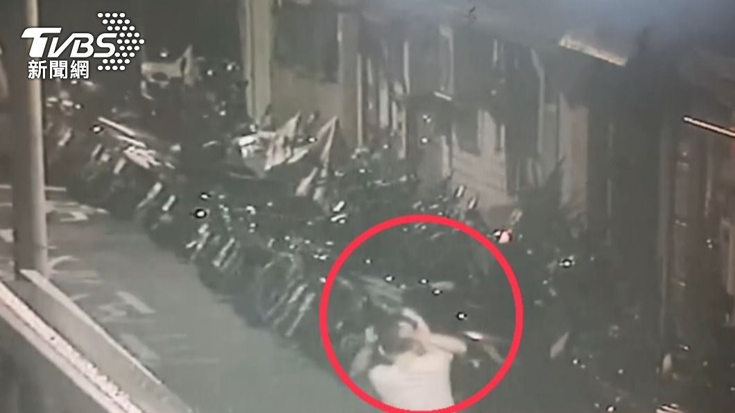 兩名車主扯頭髮互毆。（圖／TVBS）