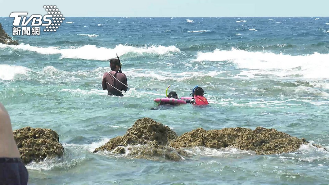 海上相遇!漁夫出海救失聯浮潛客「竟是自己兒子」 台東男驚呆