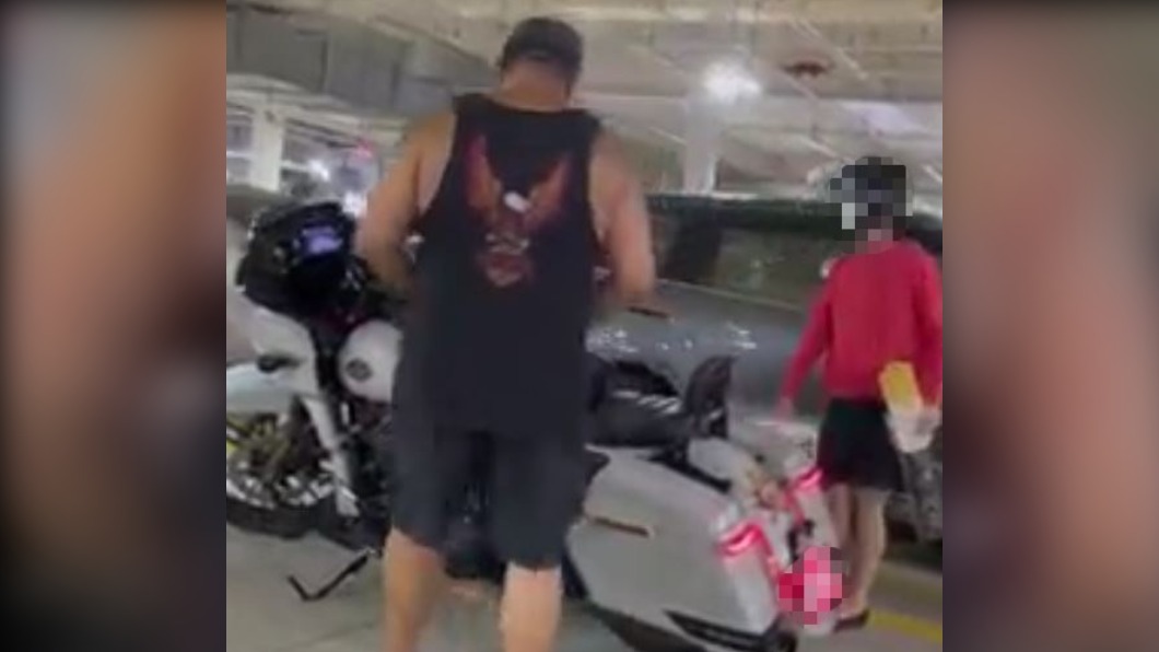 為停這一格！見哈雷欲離開轎車停旁等竟爆衝突　網掀論戰
