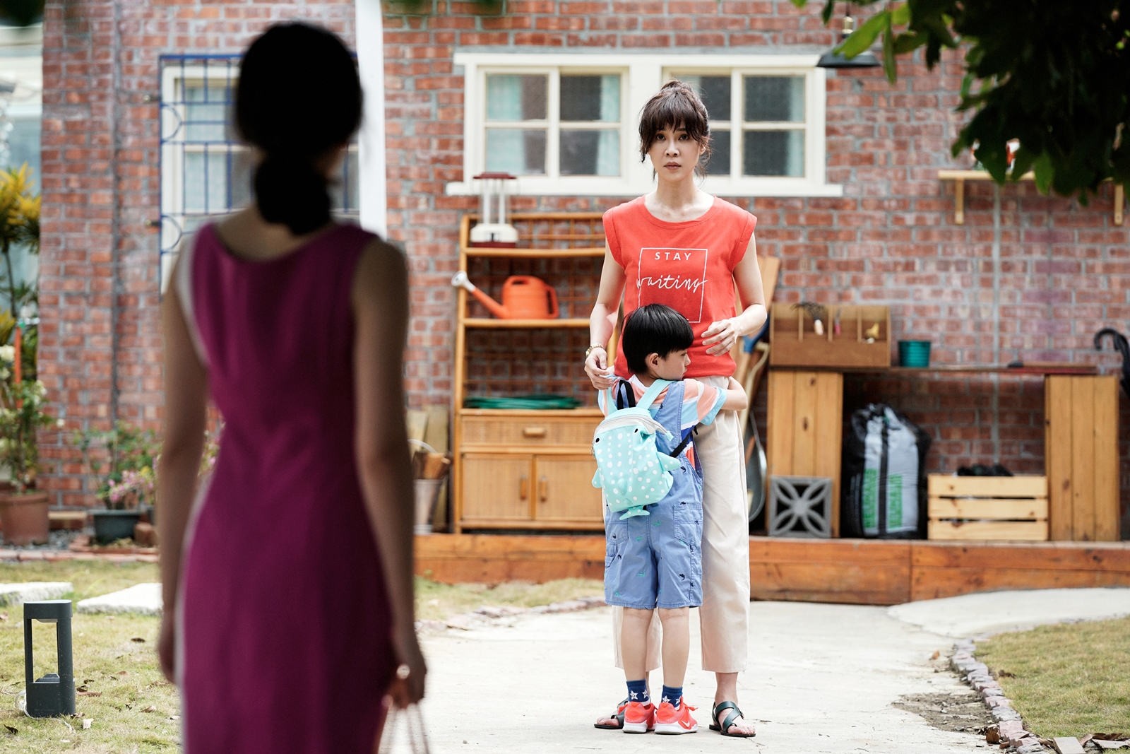 豪豪（李其諺飾演）身奔跑抱著陳嘉玲的畫面，感動許多觀眾。（圖／華視、CATCHPLAY提供）
