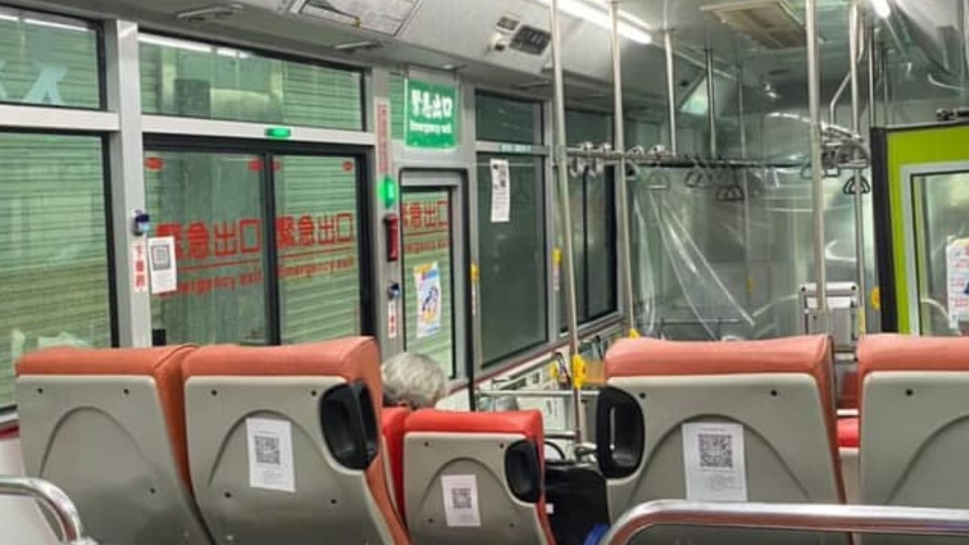 一輛公車載三個家庭,最後再分配到兩輛遊覽車上。(圖/翻攝自航空迷因 臉書)