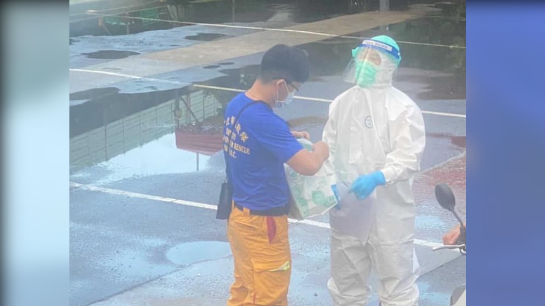 空服員質疑,這樣會有交叉感染風險。(圖/翻攝自航空迷因 臉書)