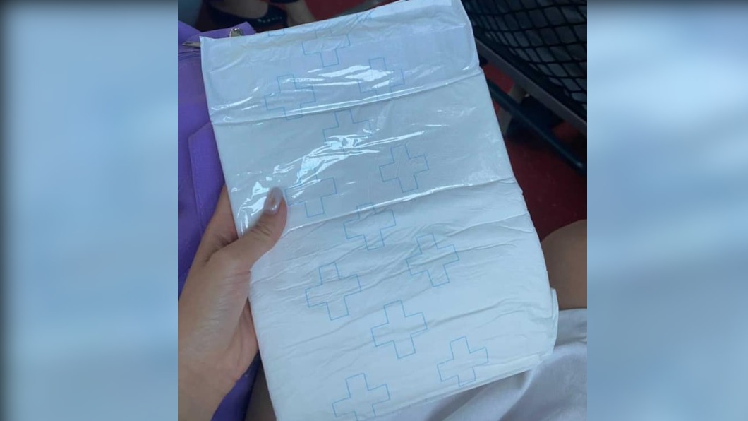 空服員表示,發了尿片卻不讓他們更換。(圖/翻攝自航空迷因 臉書)