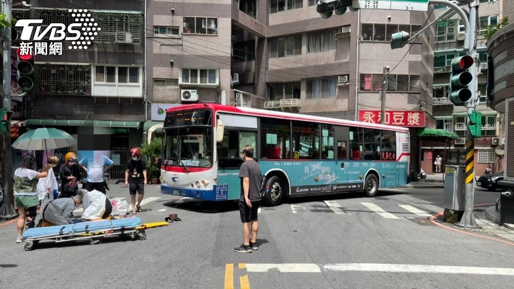 砰!77歲婦人遭左轉公車撞 重擊倒地路人幫撐傘叫救護