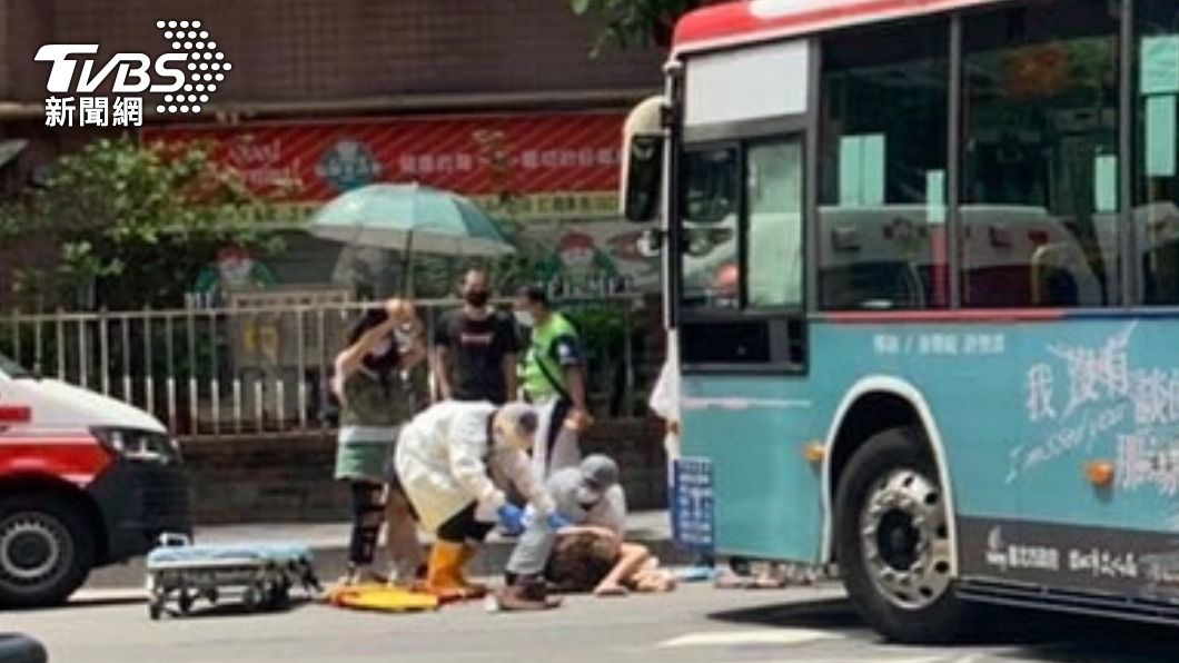 目擊民眾幫倒地婦人撐傘。（圖／TVBS）
