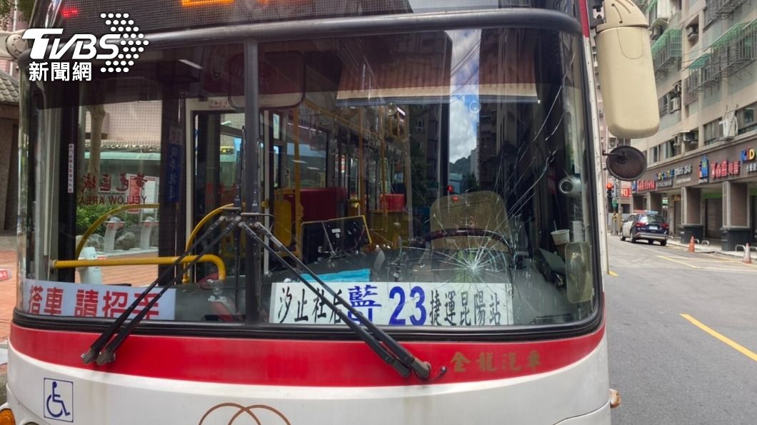 公車擋風玻璃碎裂。（圖／TVBS）