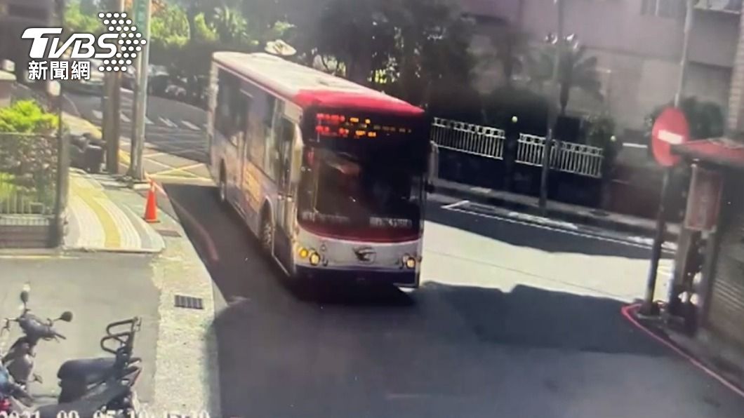 公車於下個路口發生車禍。（圖／TVBS）